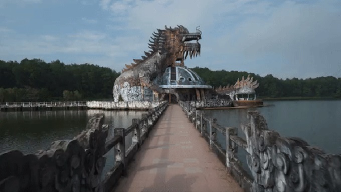 Vẻ ma mị của công viên nước bỏ hoang tại Việt Nam trong mắt khách nước ngoài