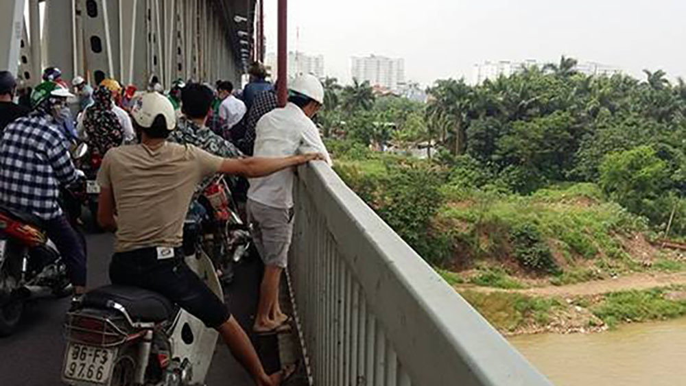 Để lại bó hoa trên cầu Thăng Long, cô gái gieo mình xuống sông Hồng