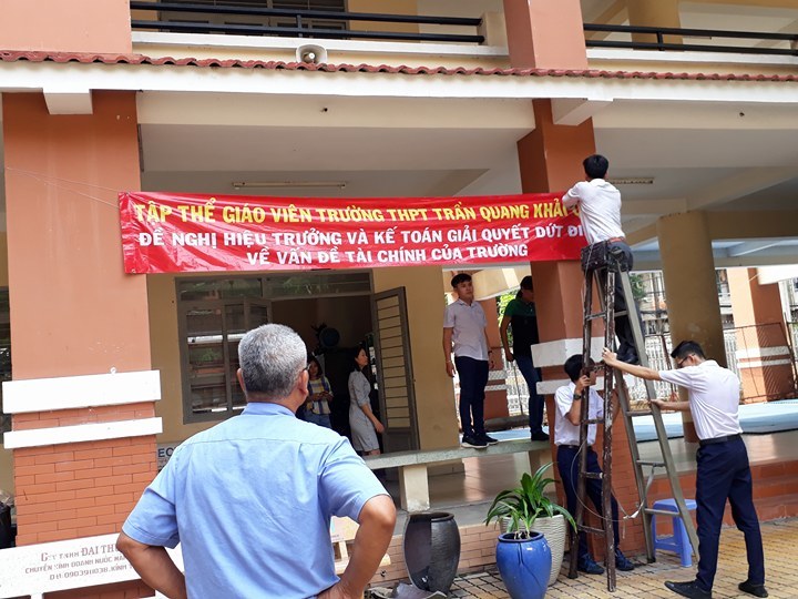 Chênh lệch 3.6 tỷ đồng, giáo viên căng băng rôn đòi hiệu trưởng công khai tài chính