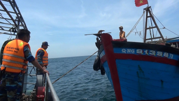 Phát hiện tàu giã cào khai thác hải sản trái phép trên vùng biển Quảng Trị