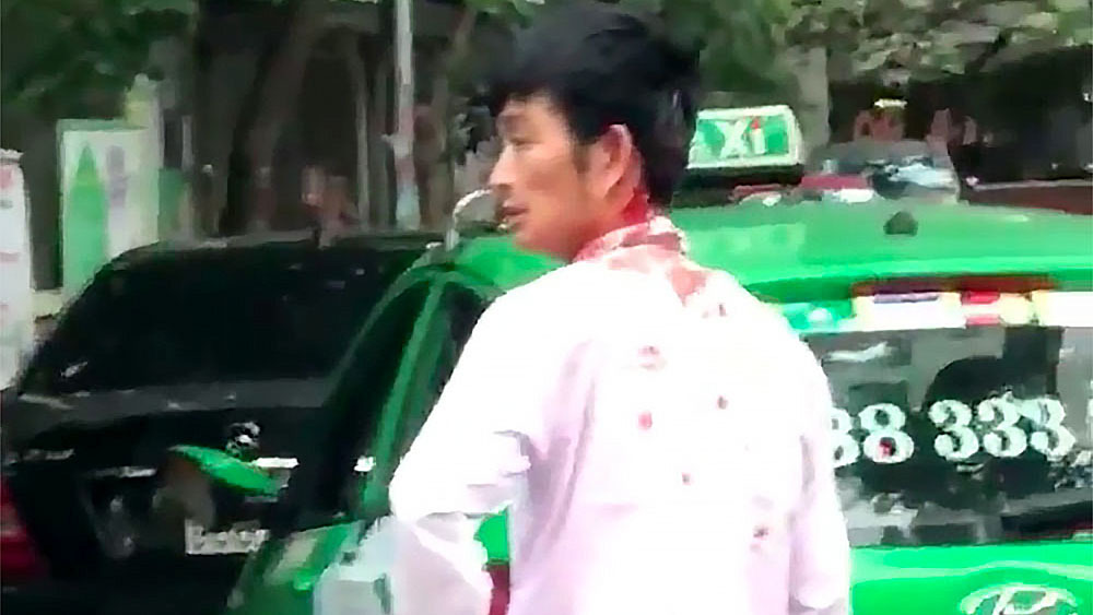Diễn biến bất ngờ vụ thanh niên đi Mercedes đánh tài xế taxi chảy máu