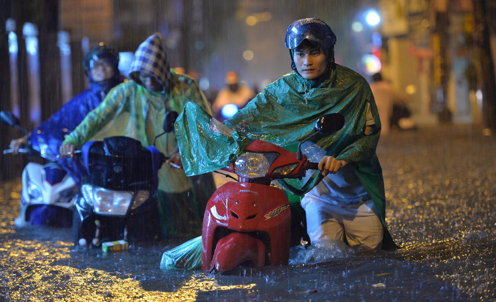 Đường Hà Nội thành sông, khốn khổ tìm đường về nhà