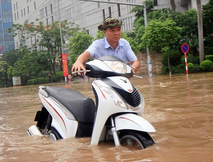 Cách xử lý ô tô, xe máy bị chết máy do ngập nước khi trời mưa bão