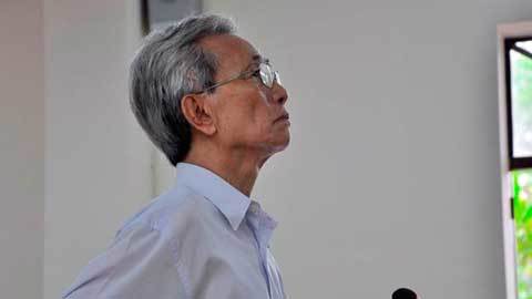 Vụ Nguyễn Khắc Thủy dâm ô: Kháng nghị hủy án, tạm đình chỉ chủ tọa
