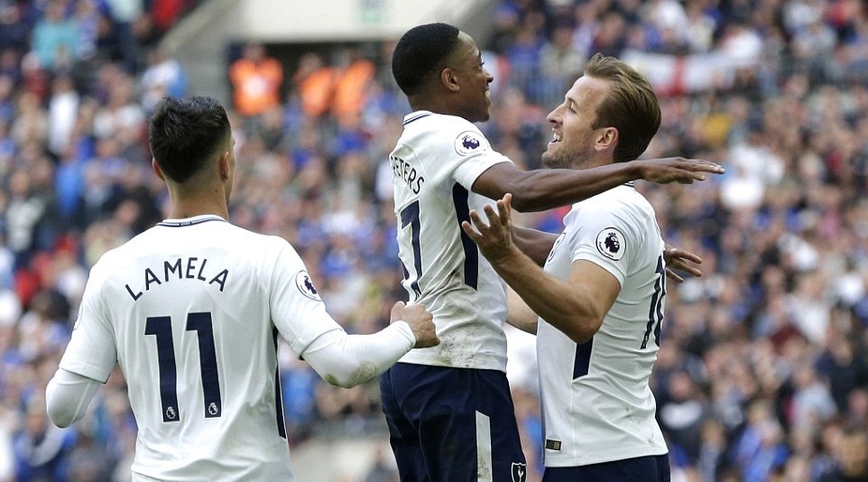 Kane lập cú đúp, Tottenham rượt đuổi điên rồ với Leicester