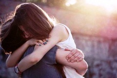 Giám đốc xây dựng chết điếng nhìn vợ ôm trai đẹp vào khách sạn