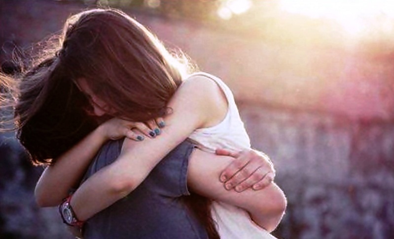 Giám đốc xây dựng chết điếng nhìn vợ ôm trai đẹp vào khách sạn