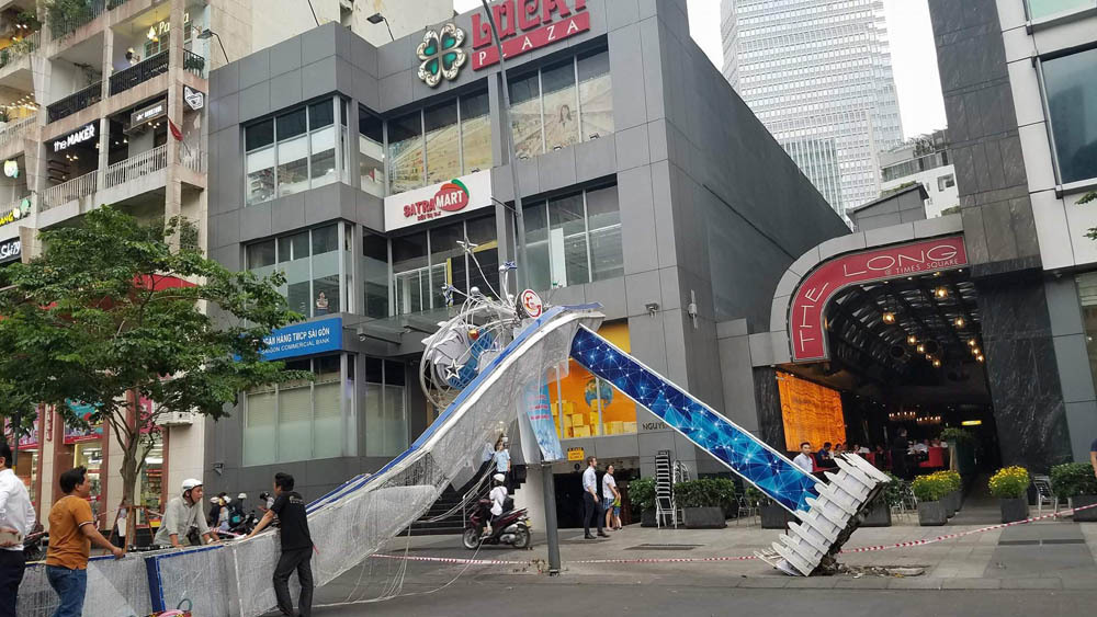 Cổng chào phố đi bộ Nguyễn Huệ đổ sập, đè người đi đường nhập viện