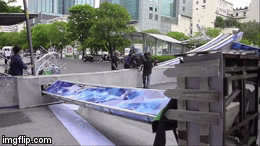 Cổng chào phố đi bộ Nguyễn Huệ sập