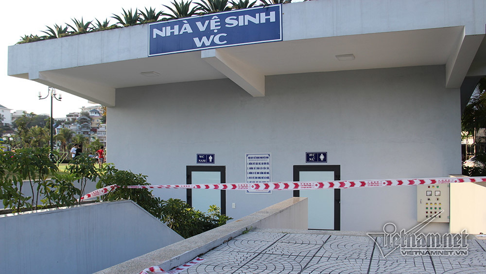 Nhà vệ sinh tiền tỷ khóa cửa, dân mặc sức xả rác, phóng uế