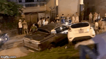 Xế hộp mất lái bay vọt qua đường đê gây tai nạn liên hoàn