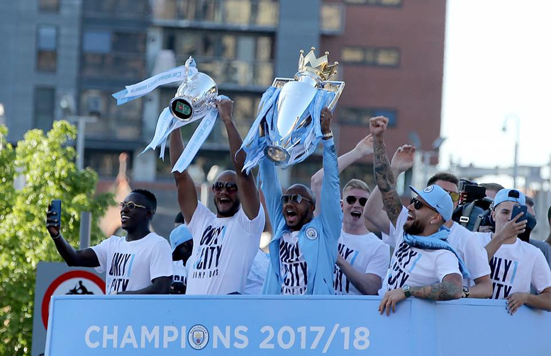 Man City rước cúp hoành tráng ăn mừng chức vô địch