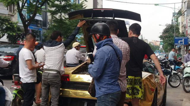 Hà Nội: Lamborghini bạc tỷ bốc khói nghi ngút giữa phố, người dân hiếu kỳ vây quanh