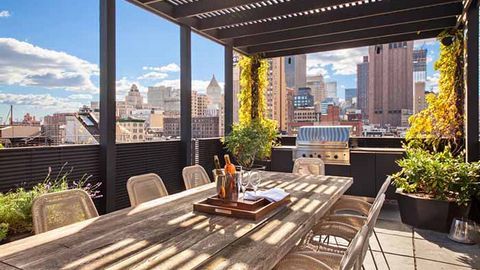Phong thủy bếp trên sân thượng: Với phong thủy bếp trên sân thượng, bạn sẽ tận hưởng được sự tự nhiên và năng lượng tích cực từ ánh sáng mặt trời và không khí trong lành của bầu trời mở. Sự kết hợp này giúp bếp hấp thụ nhiều năng lượng và mang đến không gian ấm áp cho gia đình.