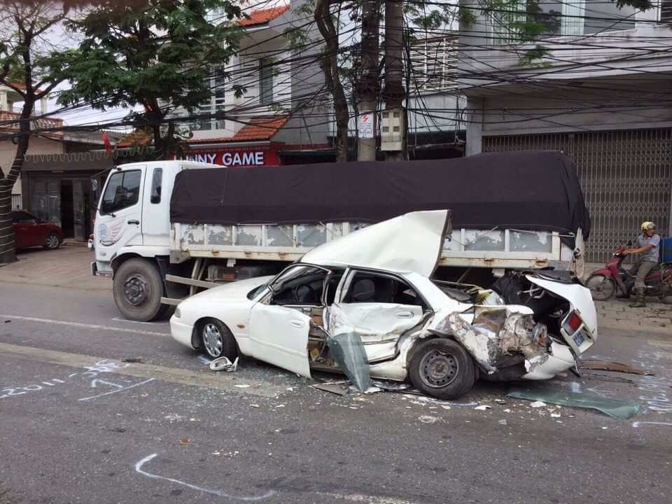 Xe biển xanh bị kẹp bẹp dúm trên quốc lộ 5