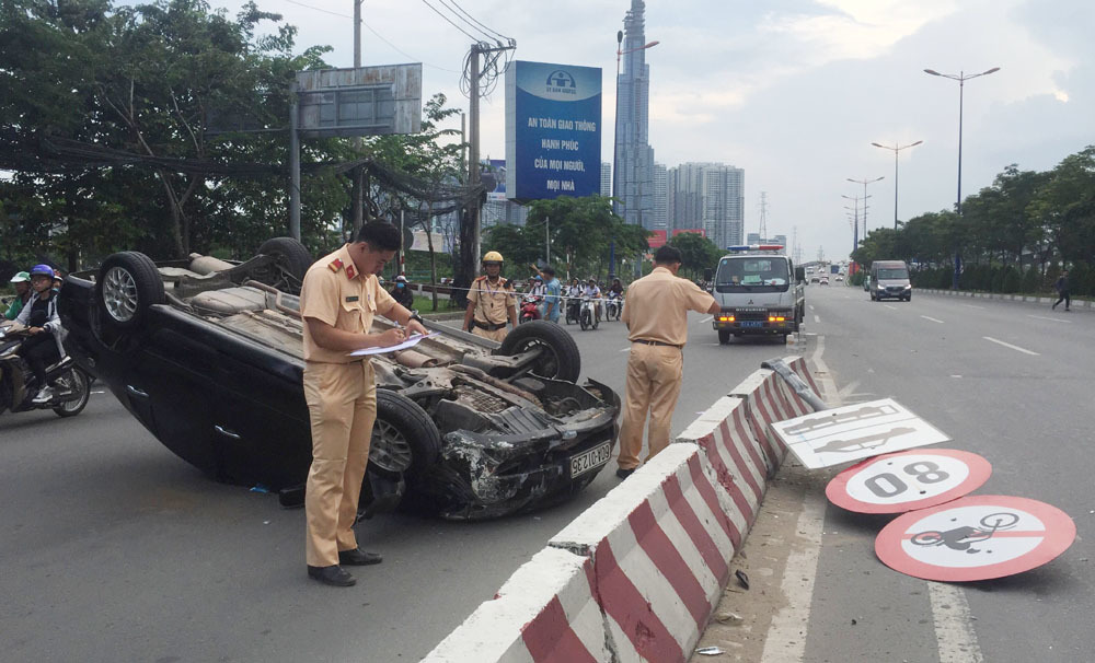 Ô tô 4 chỗ lật như phim ở dốc cầu Sài Gòn, tài xế khóc thét