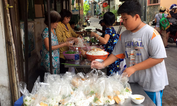 Bếp ăn từ thiện của người phụ nữ đơn thân ở Sài Gòn