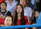 Fan nữ đẹp như thiên thần hâm nóng "nội chiến U23 Việt Nam"