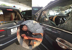 Hà Nội: Đập phá ô tô, đánh tài xế trọng thương trên phố