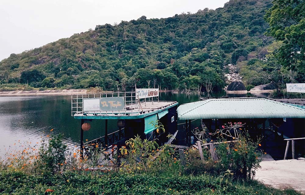 Bí thư huyện nợ đầm đìa, ngó lơ cho vợ lập khu du lịch 'chui'