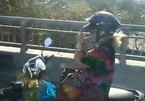 Nữ 'ninja' lái xe máy buông 2 tay, châm thuốc lá hút trên cầu