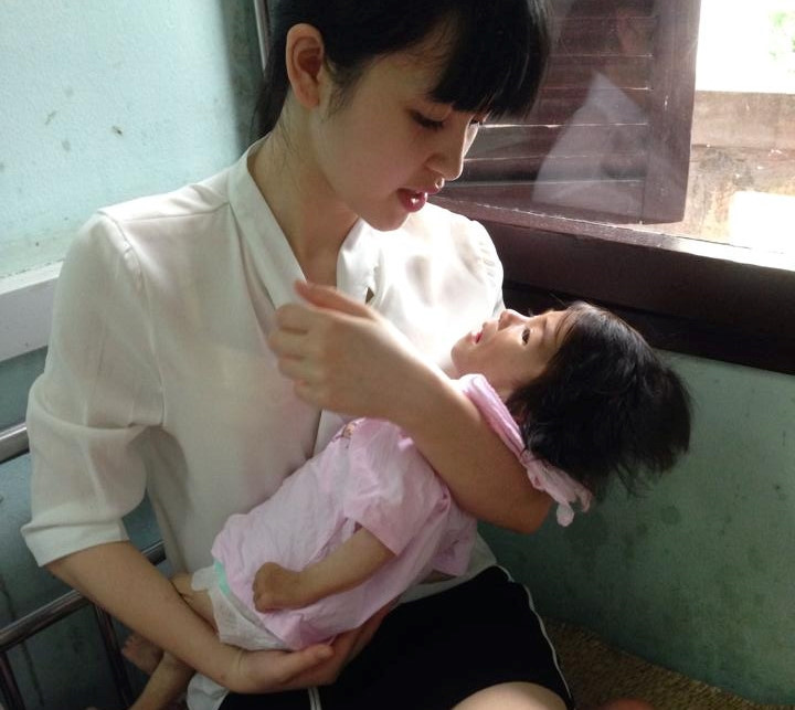 Cô gái xinh đẹp nhận nuôi bé 14 tháng 3,5 kg ở Lào Cai giờ ra sao?
