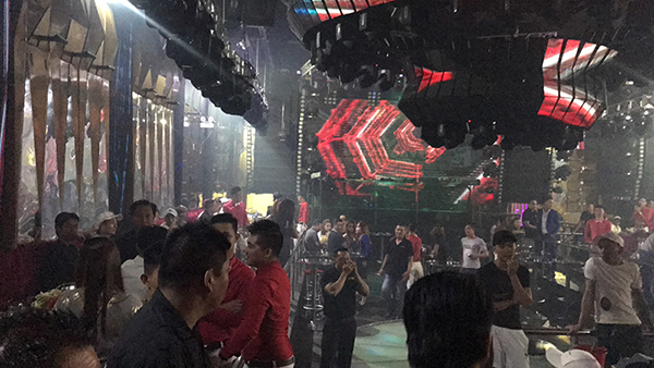 Nữ tiếp viên thoát y phục vụ khách nước ngoài ở Sài Gòn