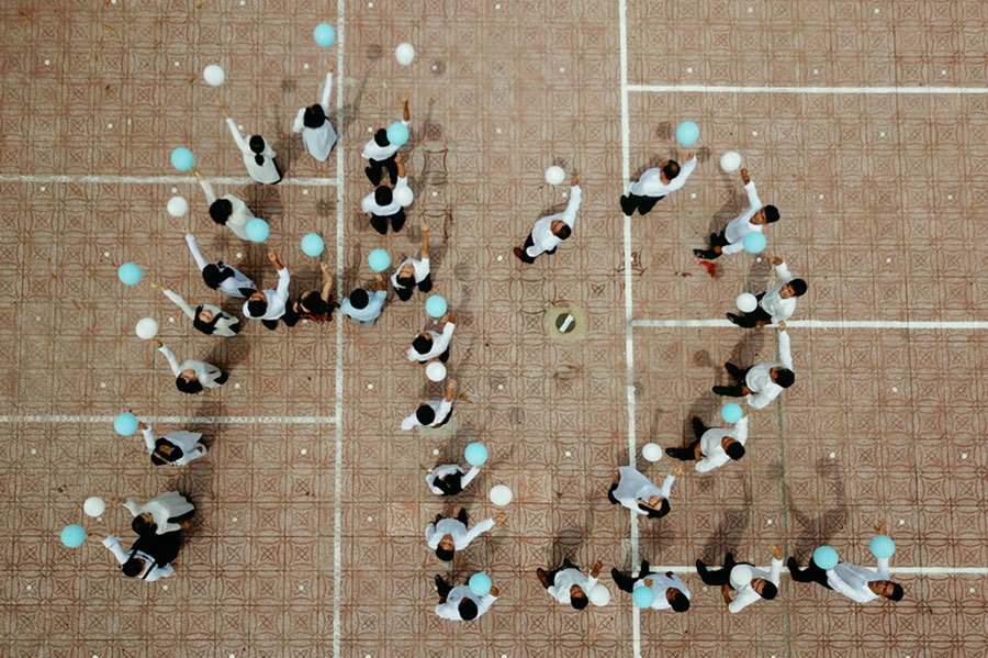 Tập thể lớp chụp kỷ yếu sau 20 năm, gặp nhau khóc như thời còn trẻ