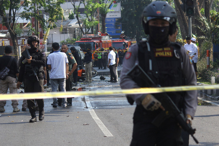 Cảnh sát Indonesia phong tỏa hiện trường xảy ra vụ tấn công khủng bố vào sáng sớm 13/5. Ảnh: Reuters