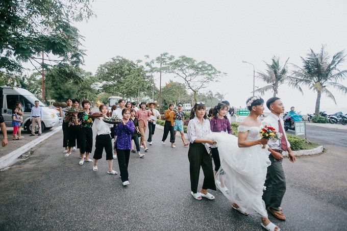 Ảnh kỷ yếu 'Đám cưới miền quê' của học sinh đất Cảng gây tranh cãi