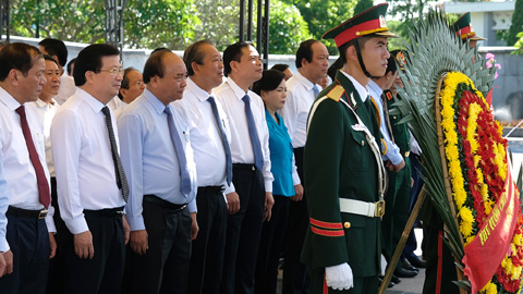 Lãnh đạo Chính phủ dâng hương tại Nghĩa trang Liệt sĩ Trường Sơn, Đường 9