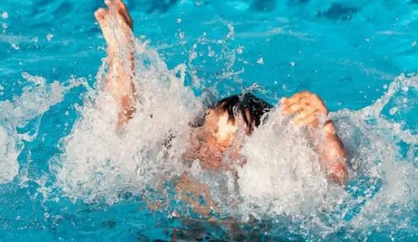 Xuống đập bắt ốc, hai học sinh tiểu học đuối nước thương tâm