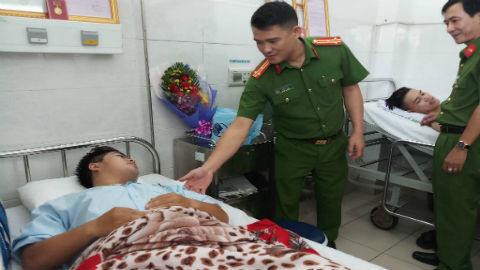 Cảnh sát chuyển khen thưởng thành tích phá án để hỗ trợ các hiệp sĩ