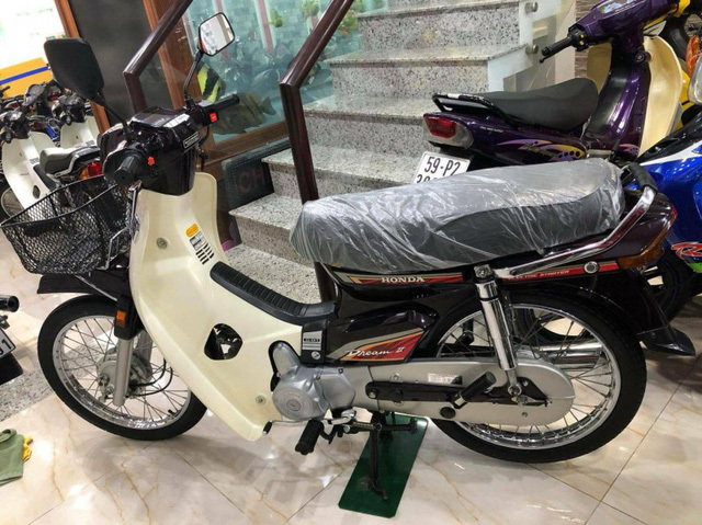 Sốc: Honda Dream Thái đời 2002 chưa từng đổ xăng rao bán 1,2 tỷ