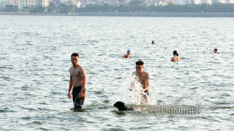 Nam thanh nữ tú và chó cưng ở 'bể bơi' lớn nhất Hà Nội