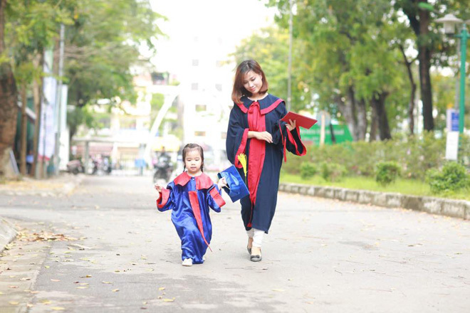 Câu chuyện buồn của nữ sinh Bách khoa đưa con 3 tuổi đi nhận bằng tốt nghiệp