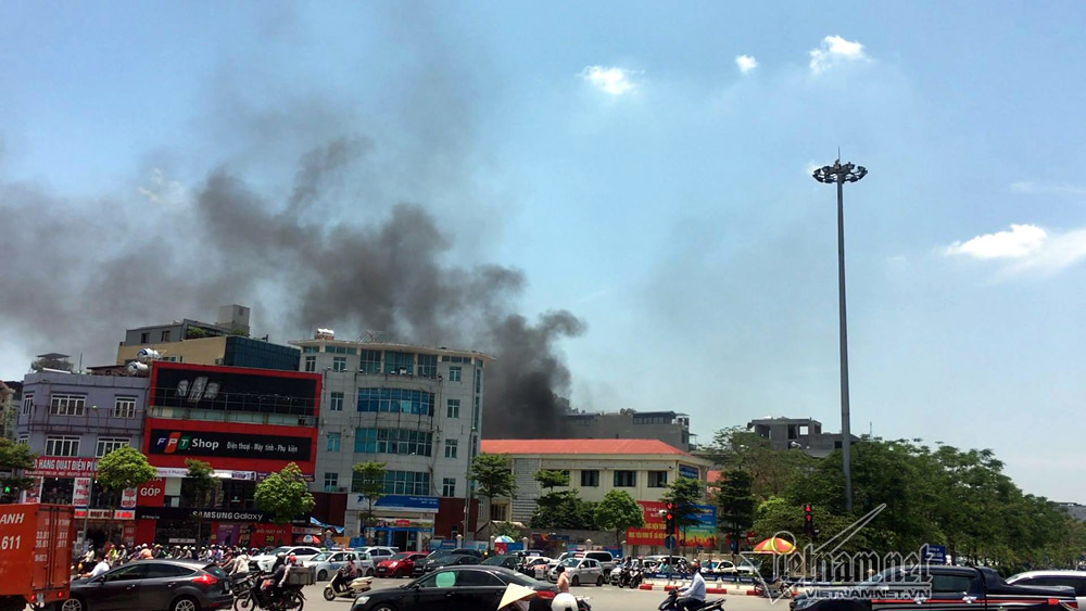 Giữa trưa dân Thủ đô náo loạn xô chậu xách nước dập lửa