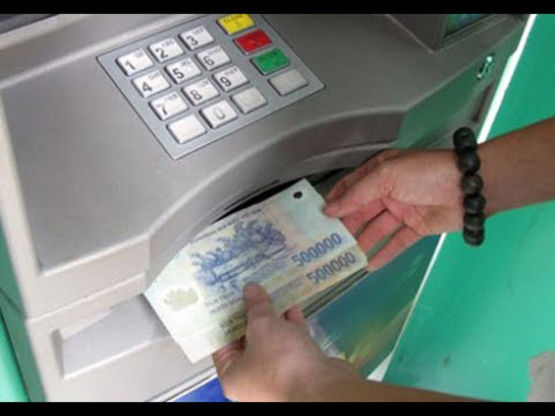 rút tiền,ATM,phí ngân hàng
