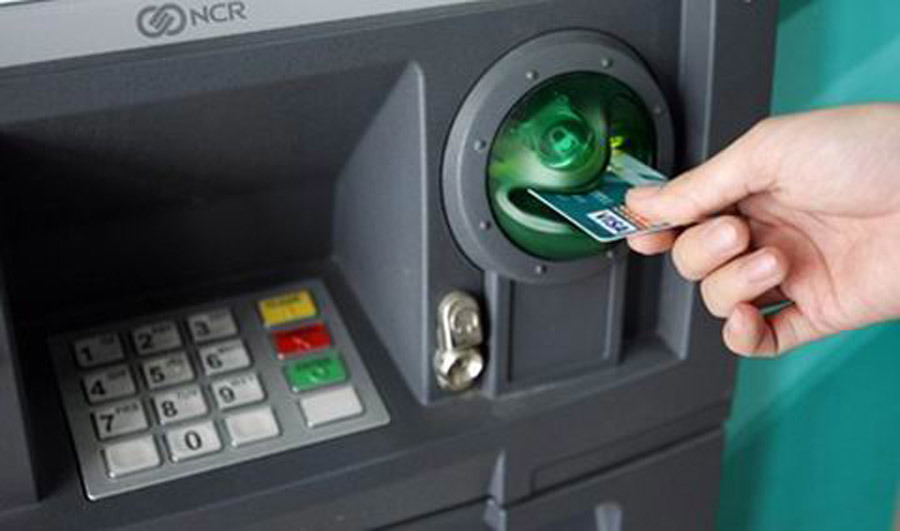 rút tiền,ATM,phí ngân hàng