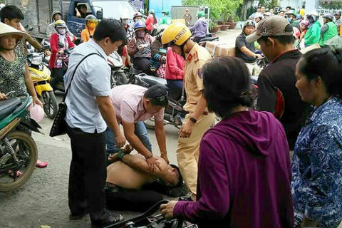 Dân cùng CSGT hiệp đồng bắt đối tượng trộm xe trên đường phố Sài Gòn