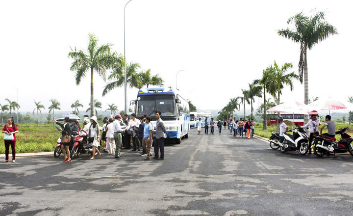 Đất sốt hầm hập, nhà nhà vác tiền mua ‘bong bóng’