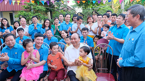 Thủ tướng thăm khu trọ của công nhân tại Hà Nam