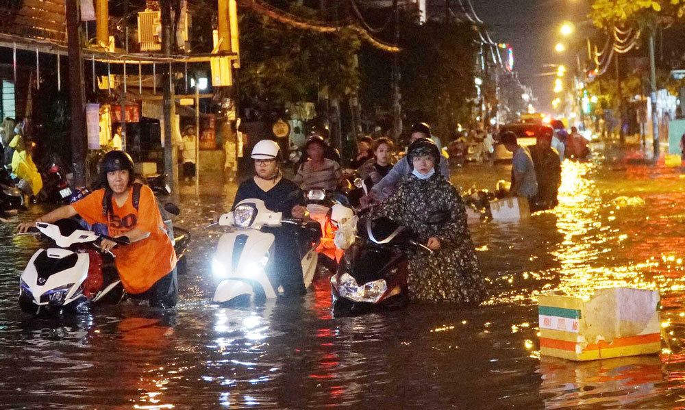 Mưa tối mặt ở Sài Gòn, oằn lưng đẩy xe trên đường ngập như sông