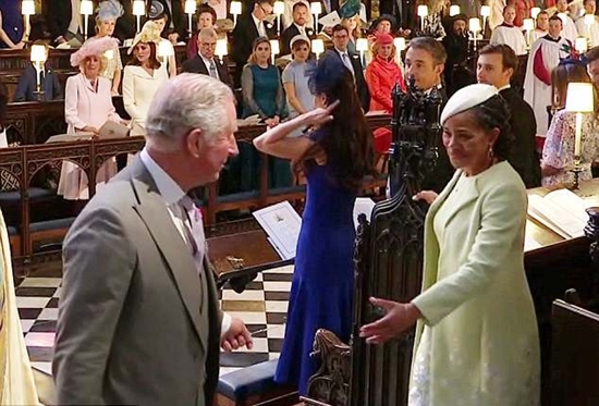 Mẹ cô dâu Meghan Markle nghẹn ngào khóc một mình trong đám cưới Hoàng gia