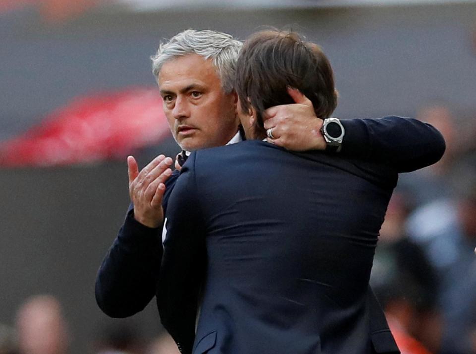 Mourinho thất thần chúc mừng Conte và học trò cũ