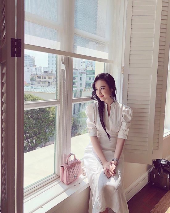 Không hở bạo, Angela Phương Trinh dịu dàng hiếm thấy