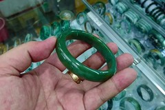 Chiếc vòng ngọc bích tố chồng trăng hoa, giả dối