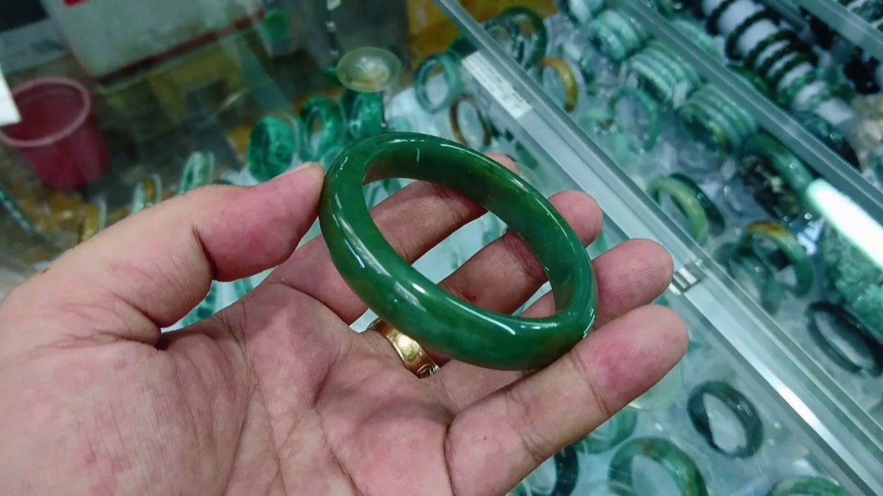 Chiếc vòng ngọc bích tố chồng trăng hoa, giả dối