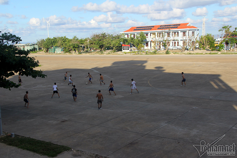 Trận bóng đá ‘lưng trần’ trên sân bê tông ở Trường Sa