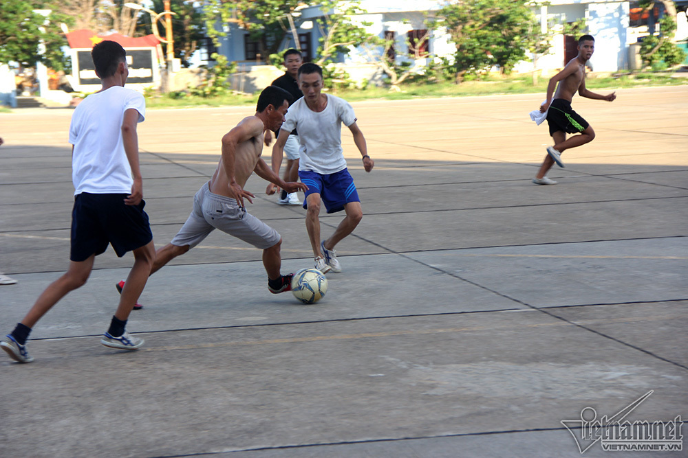 Trận bóng đá ‘lưng trần’ trên sân bê tông ở Trường Sa